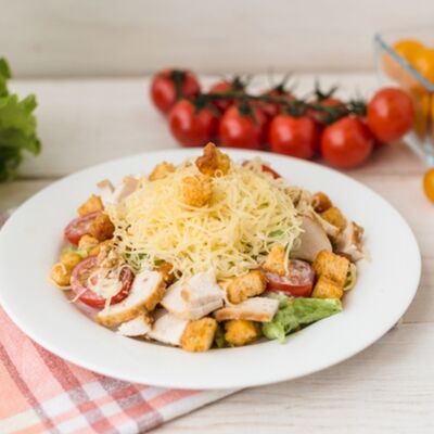 Праздничный Цезарь с курицей в За плетнём по цене 590 ₽