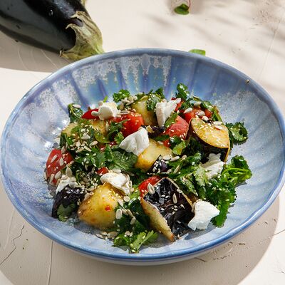 Салат с хрустящими баклажанами в Мангал&Грузия по цене 790 ₽