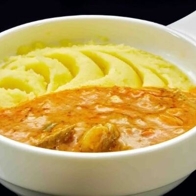 Гуляш с картофельным пюре в 7 LiR по цене 249 ₽
