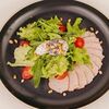 Салат с копченым мясом, овощами и кедровыми орешками в Chikki pizza по цене 600
