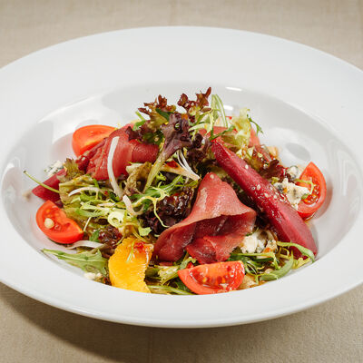 Салат Мегрэ с утиной грудкой в Ив.Дурдинъ по цене 620