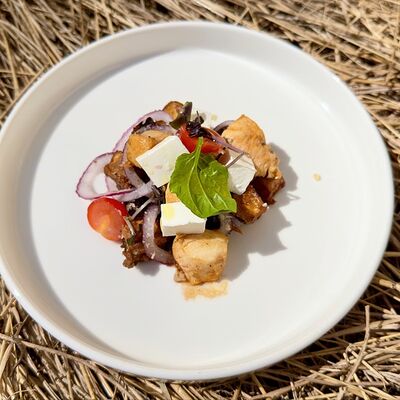 Салат с баклажанами и курицей в Кафе Театральное по цене 425 ₽