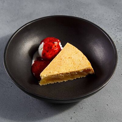 Яблочный пирог в Великие по цене 444 ₽