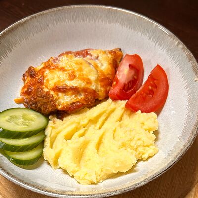 Куриная грудка с томатом и картофельное пюре в Steel Grill по цене 390 ₽
