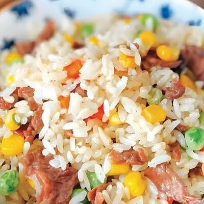 Р3 Жареный рис с говядиной 牛肉炒饭 в Charlie tea по цене 530 ₽