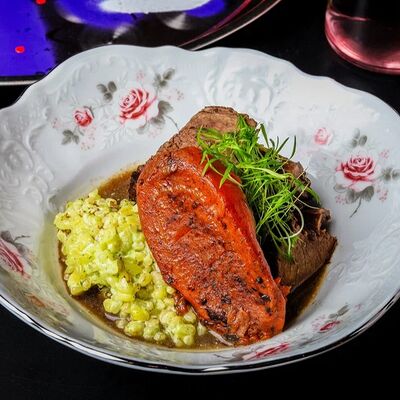 Томленая говяжья нога с булгуром и печеной морковью в Цех по цене 620 ₽