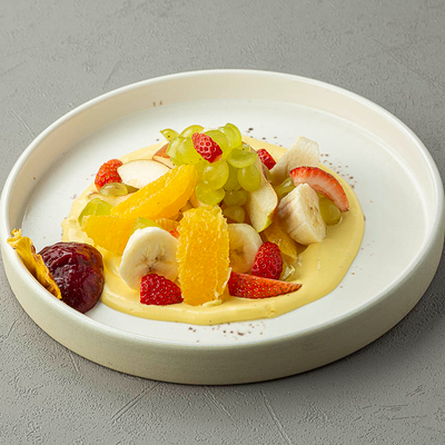 Фруктово-ягодный салат с нежным малиновым муссом в Диккенс по цене 450 ₽