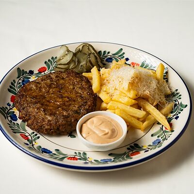 Котлета из мраморной говядины с картофелем фри и пармезаном в Сорренто по цене 890 ₽