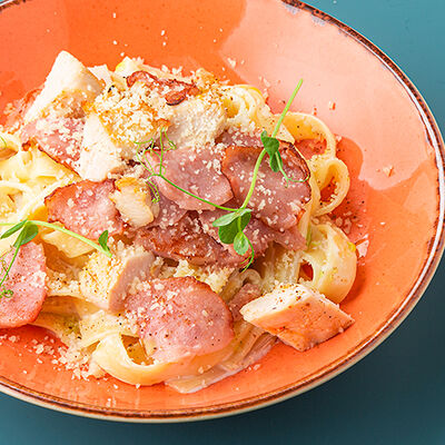 Фирменная карбонара с курицей и ветчиной в Сушилка по цене 590 ₽