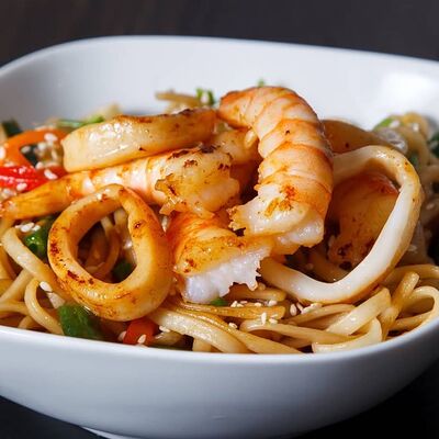 Вок с морепродуктами в китайском устричном соусе с чесноком и стручковой фасолью, лапшой или рисом на выбор. в Mr.Mao по цене 615 ₽