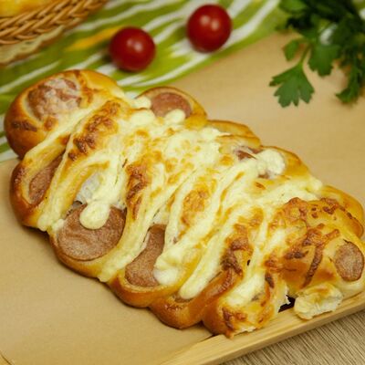 Ёлка с сосиской и сыром в Шаурма & Пекарня по цене 160 ₽