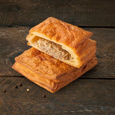 Слойка с мясом в Люди Любят по цене 115 ₽