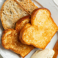 Тартин и бриошь со взбитым маслом и черным чесноком в Nomad