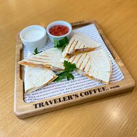 Кесадилья с сыром и цыпленком в Traveler's Coffee