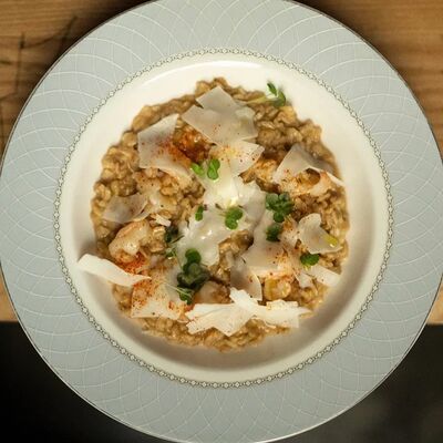 Овсяная каша с креветками и козьим сыром в Tilda по цене 740 ₽