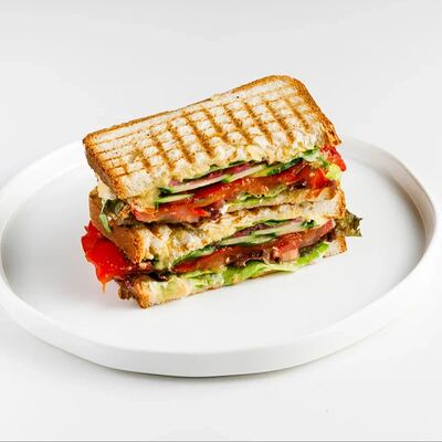 Сэндвич с печеным перцем, свежими овощами и хумусом в Гости по цене 450 ₽