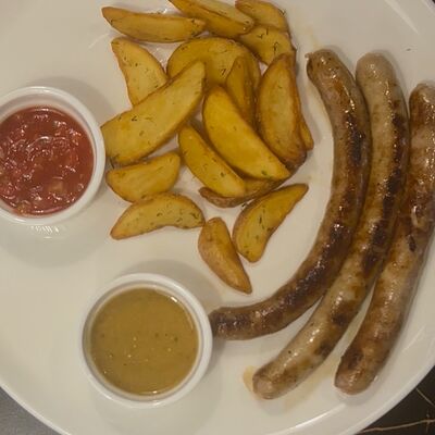 Колбаски гриль ассорти с картофелем Айдахо в Friends Market по цене 950 ₽