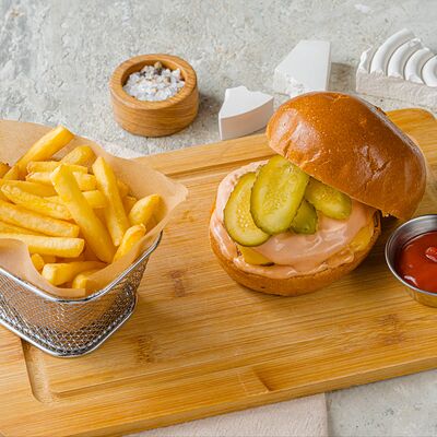 Мини-бургер с картофелем фри в PizzAmore по цене 720 ₽