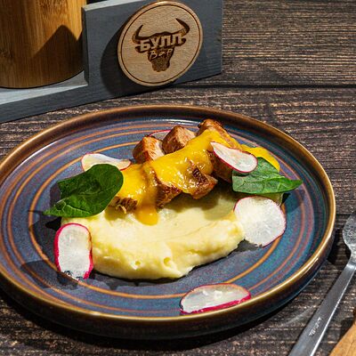 Вырезка свиная томленая в Булл Вар по цене 985 ₽