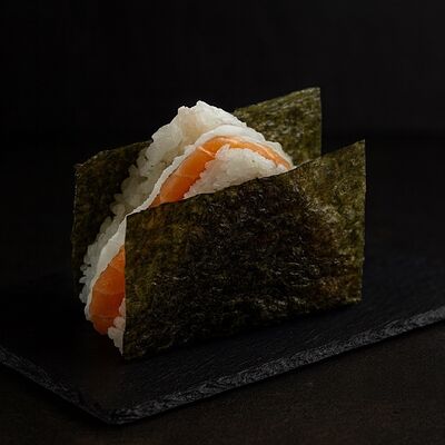 Онигири сяке в Rollik по цене 269 ₽