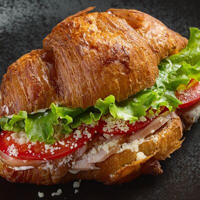 Круассан Цезарь в ОсноваCoffeeBar по цене 380 ₽