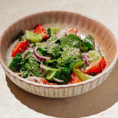 Овощной с грецким орехом в Хачапури по цене 390 ₽