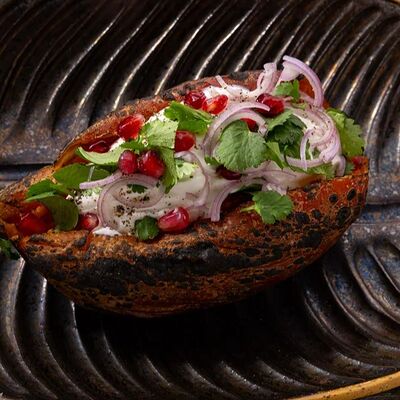 Батат с гранатом и копченой сметаной в Хаос гастро особняк по цене 790 ₽