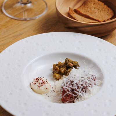 Тартар из говядины с пармезаном в AGATA по цене 765 ₽