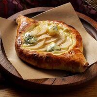 Хачапури по-аджарски с грушей и сыром Дорблюв КинZa-Dза