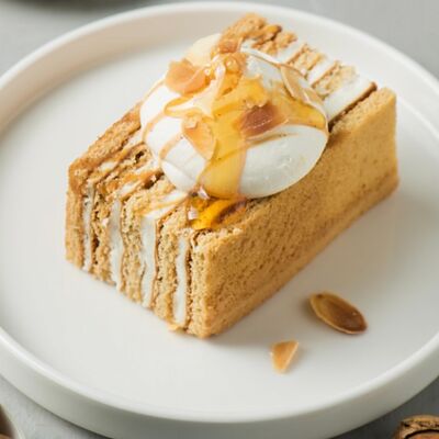 Пирожное медовик с миндалем в Пекин по цене 520 ₽