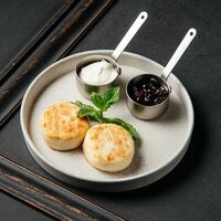 Сырники со сметаной и вареньем в Ресторан Мариус
