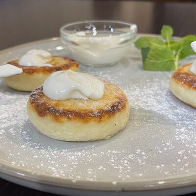 Сырники со сметаной в The trish по цене 300 ₽