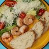 Салат Цезарь с тигровыми креветками в Chillis Bar по цене 550