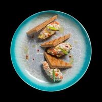 Оливье с бужениной и гренками в FABRIKA