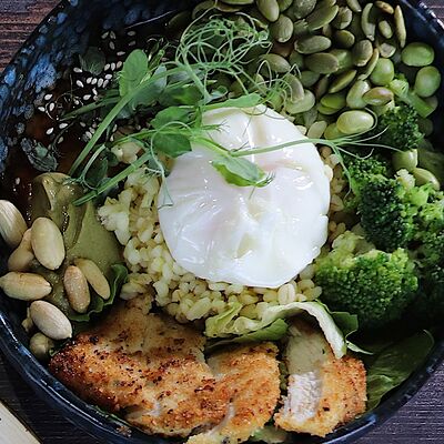 Боул с курицей в Woldemar по цене 550 ₽