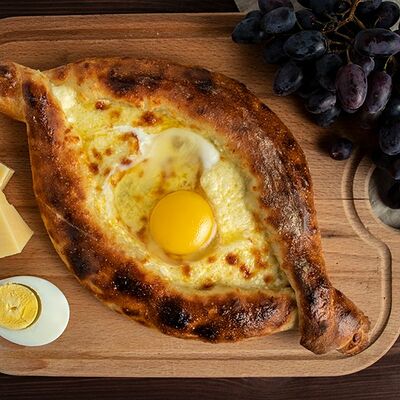 Хачапури по-аджарски в Хинкали у Лали по цене 450 ₽