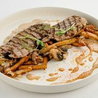 Эскалоп из телятины с жареным картофелем с грибами и перечным соусом в Каспий