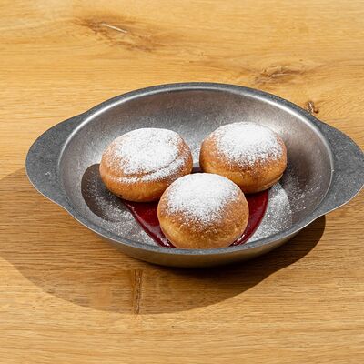 Пончик с клубничным соусом в 321 Club by Novikov по цене 200