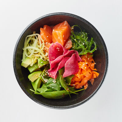 Салат с лососем и авокадо в J‘PAN по цене 550 ₽