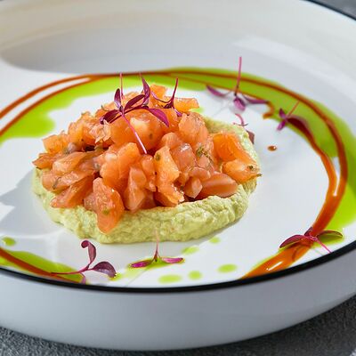 Тартар из лосося с гуакамоле с икрой палтуса в Come Mode Cafe по цене 1350 ₽