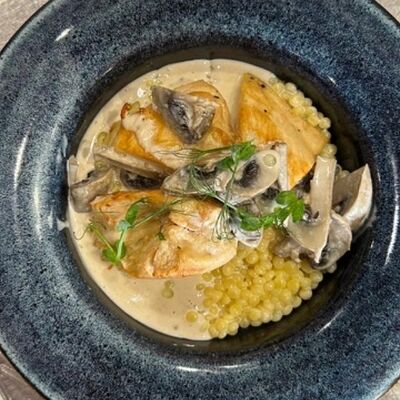 Птитим с куриной грудкой и грибным соусомв Гриль бар Онар по цене 530 ₽