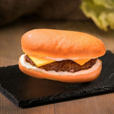 Бургер бифштексом из свинины с сыром и майонезом в Доступная кофейня Подорожник по цене 135 ₽