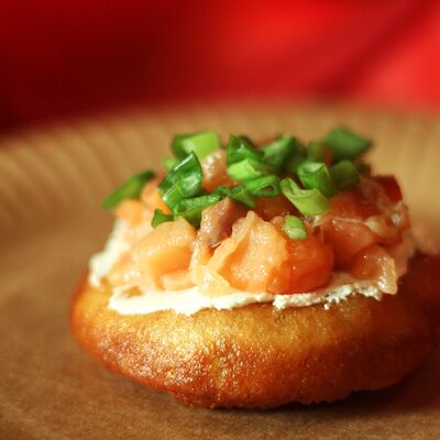 Пышка лосось и творожный сыр в Пышечная по цене 398 ₽