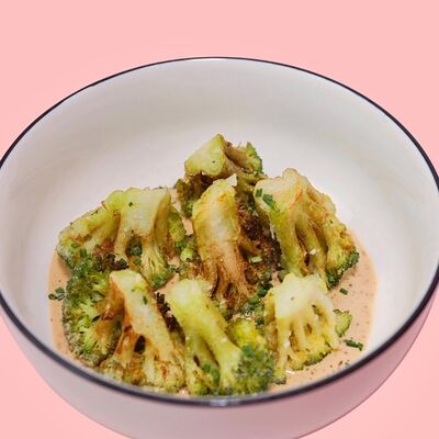 Криспи брокколи с кунжутным соусом в Сойка напела по цене 520 ₽