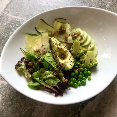 Большой зелёный салат с авокадо в Bambini bar по цене 850 ₽