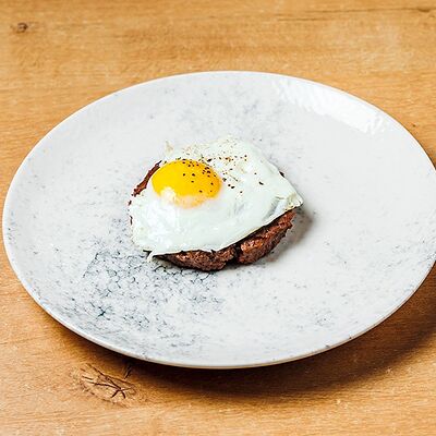 Бифштекс из телятины с яйцом в Nel tempo по цене 590 ₽