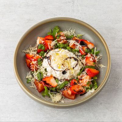 Салат со страчателлой и клубникой в На Парах по цене 390