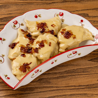 Вареники с картофелем, лаймом, жареным лучком и соусом белые грибы в Казак по цене 540 ₽