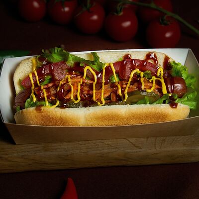 Хот-дог с сочной говяжьей сосиской и сырным соусом в Это вкусно по цене 319 ₽