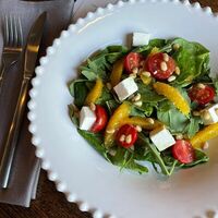 Мини-шпинат с апельсином и сыром Фета в More More